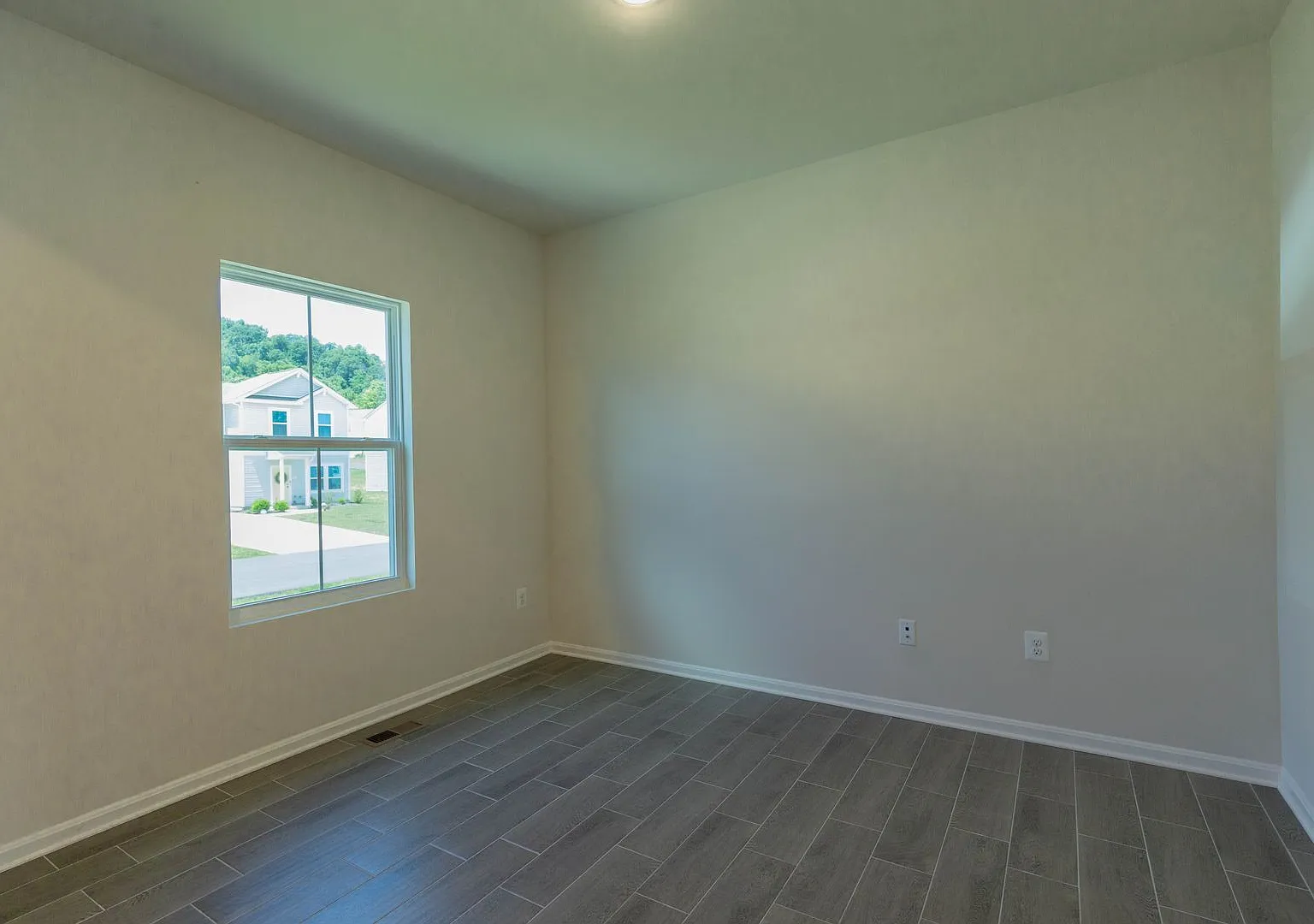 4 Bed, 3 Bath, Single Family Home in Hedgesville, WV — Photo 3