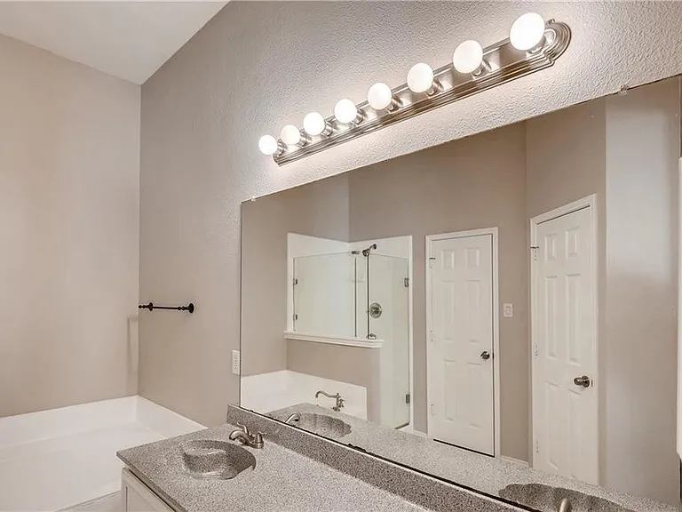 2425 Ravenhurst Dr — Photo 2