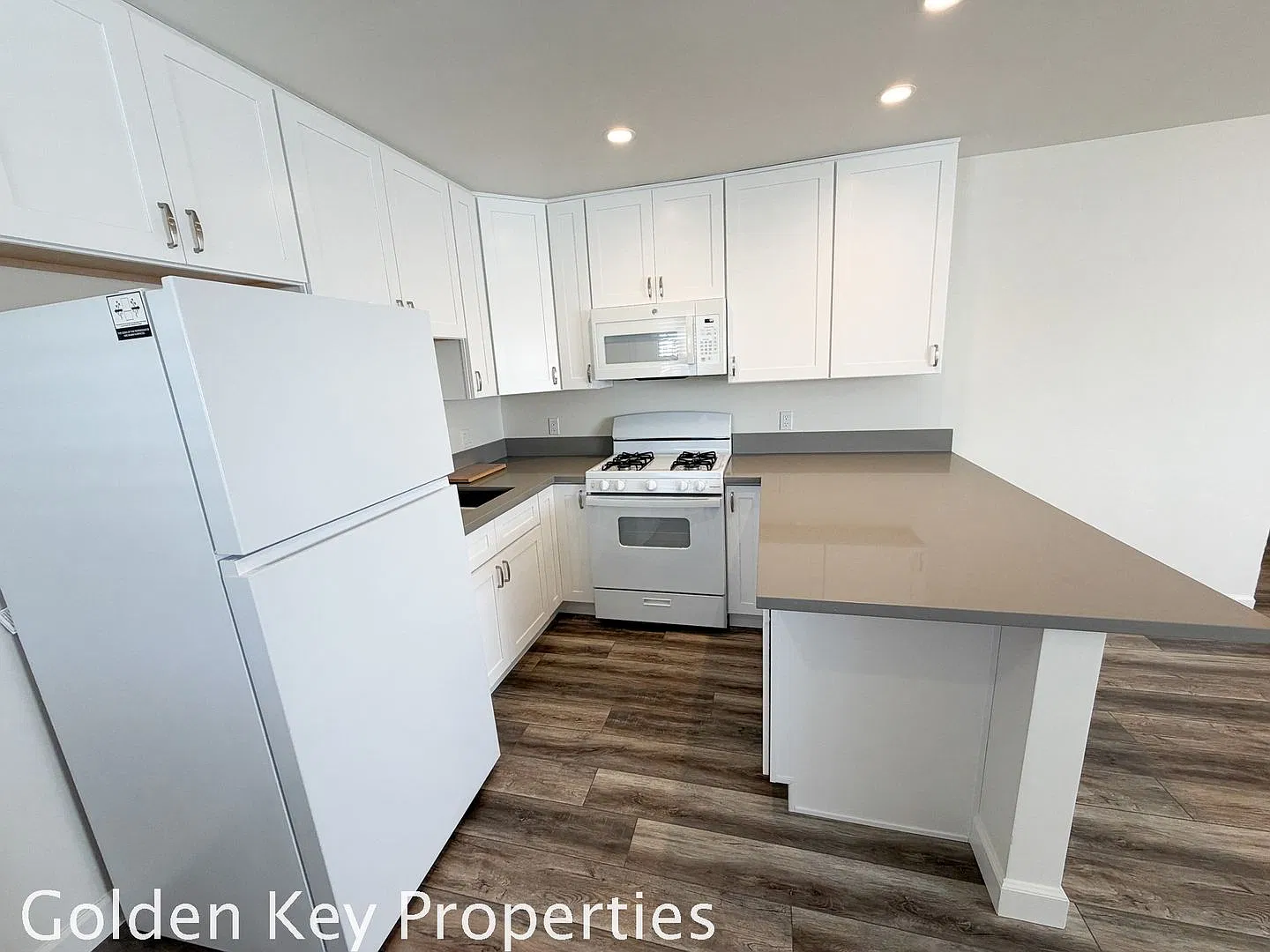 Beautifully Remodeled 1-Bedroom Apartment Just One Block from the Beach! — Photo 4