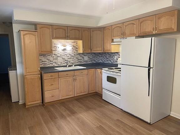 5th image of 7320 Belle Plain Dr