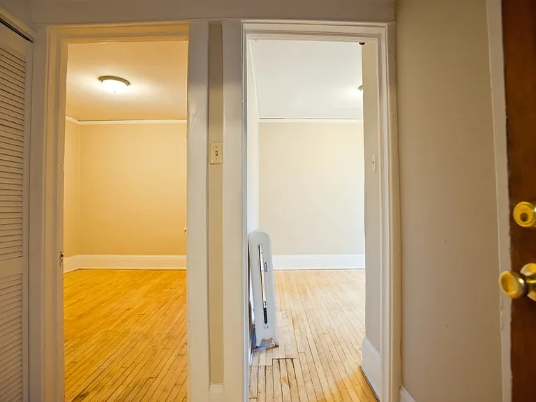 $1075 1 BR, 1 BA Apt, Incl Heat & Electric - Close to UW-Milwaukee - 3000 N Oakland Ave — Photo 18