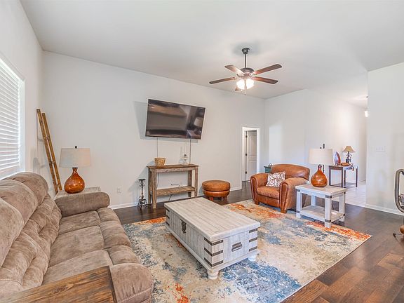 3rd image of 102 Briar Trce