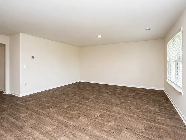 869 Twickenham Loop — Photo 7