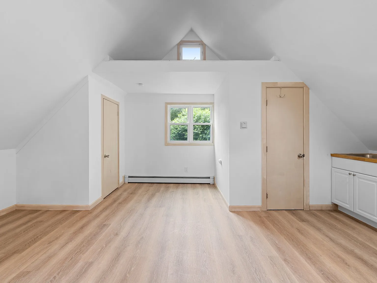1 bed, 700 sqft, $1,700 — Photo 3