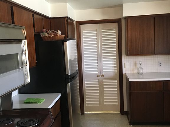 3rd image of 2412 Woodcrest Dr