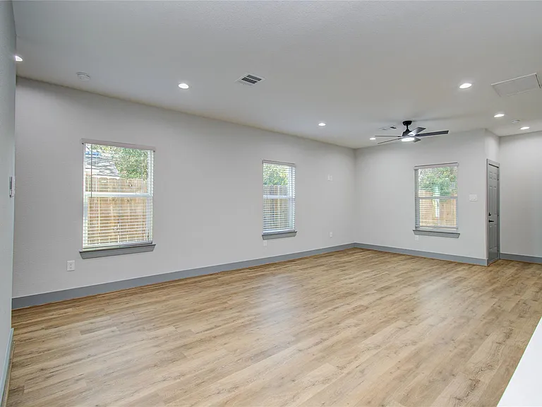835 S Victory Dr — Photo 9