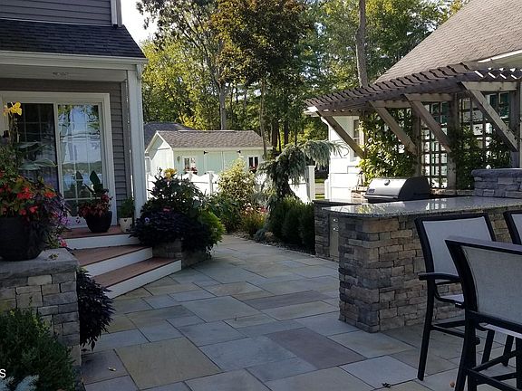 5th image of 70 Lakeshore Dr