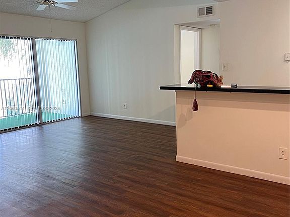 4th image of 510 S Park Rd #22-10