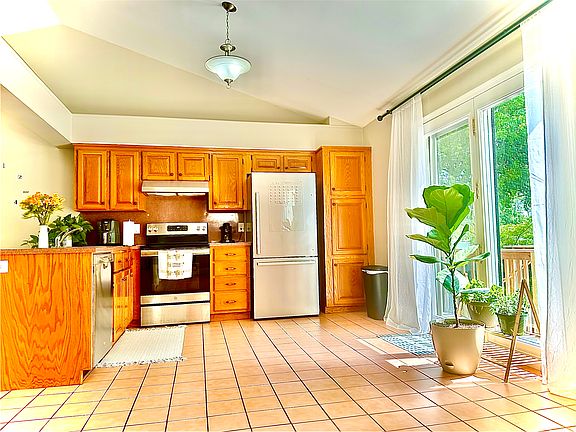 4th image of 324 NE 45th St