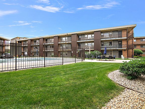 4th image of 9608 W Higgins Rd APT 2C