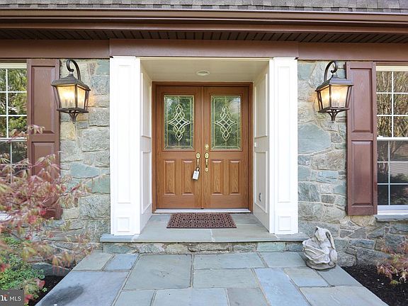 3rd image of 8906 Liberty Ln