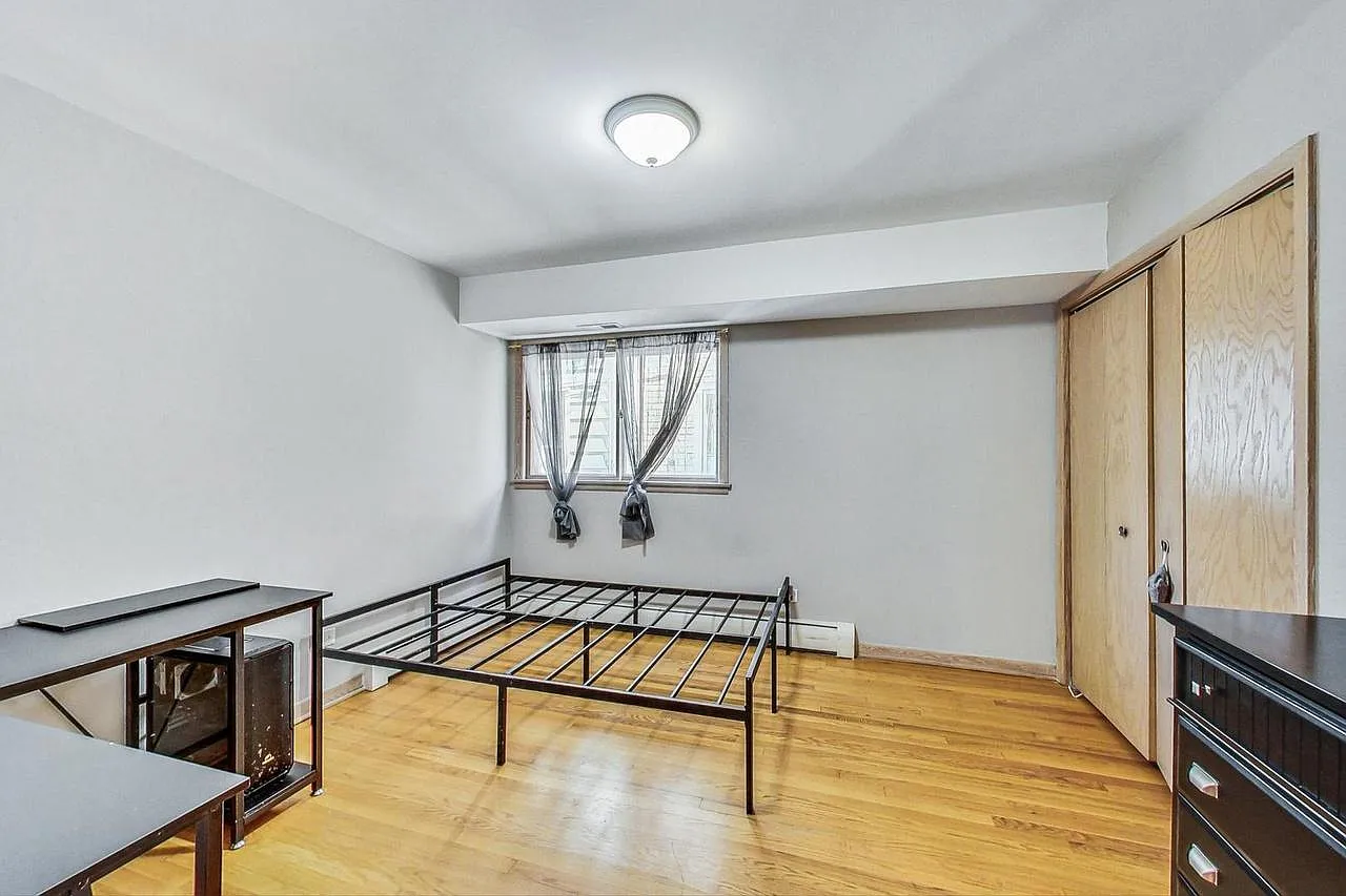 3 bed, 1200 sqft, $2,300 — Photo 2
