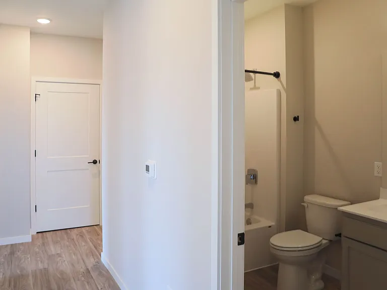 B7 Flats — Photo 129