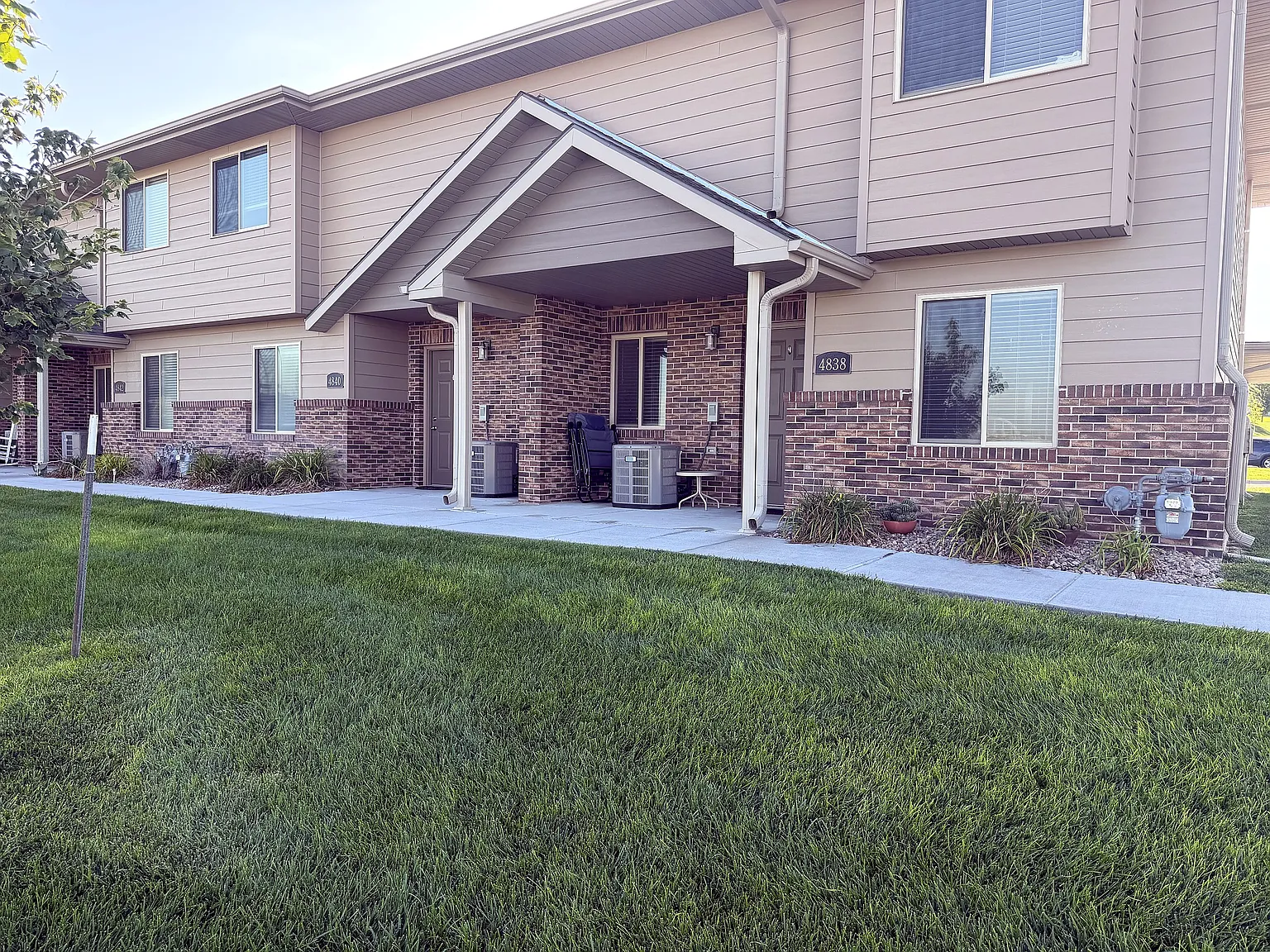 2 bed, 2.5 bath, 1500 sqft, $1,900 — Photo 1