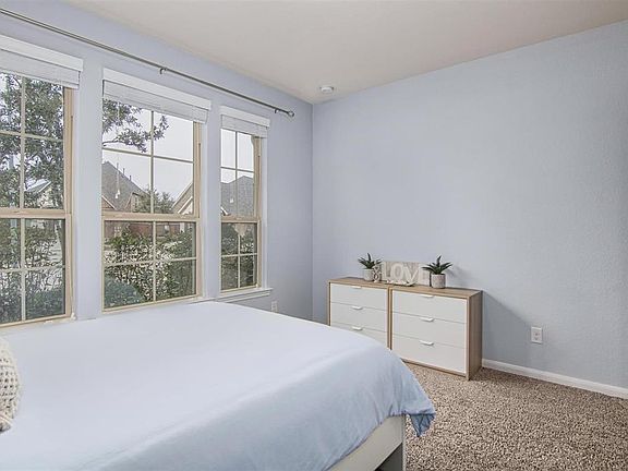 Stretch out and relax in cozy comfort, in this bright and inviting space!