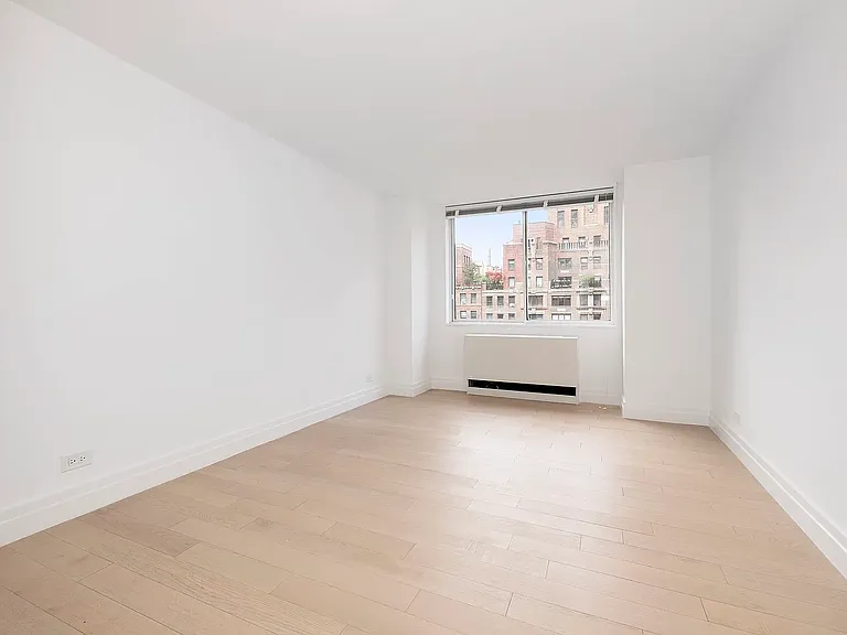 429 E 52nd St #11D — Photo 4