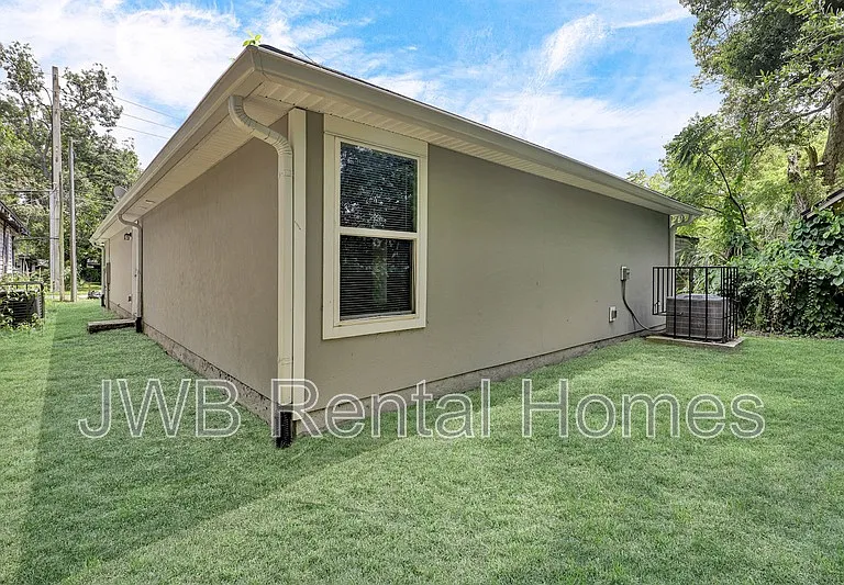 1923 Broadway Ave — Photo 10