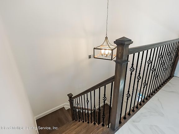4th image of 233 Edgegrove Ave