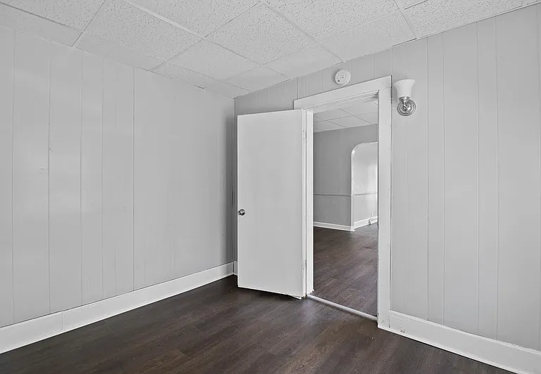 111 Center St — Photo 6