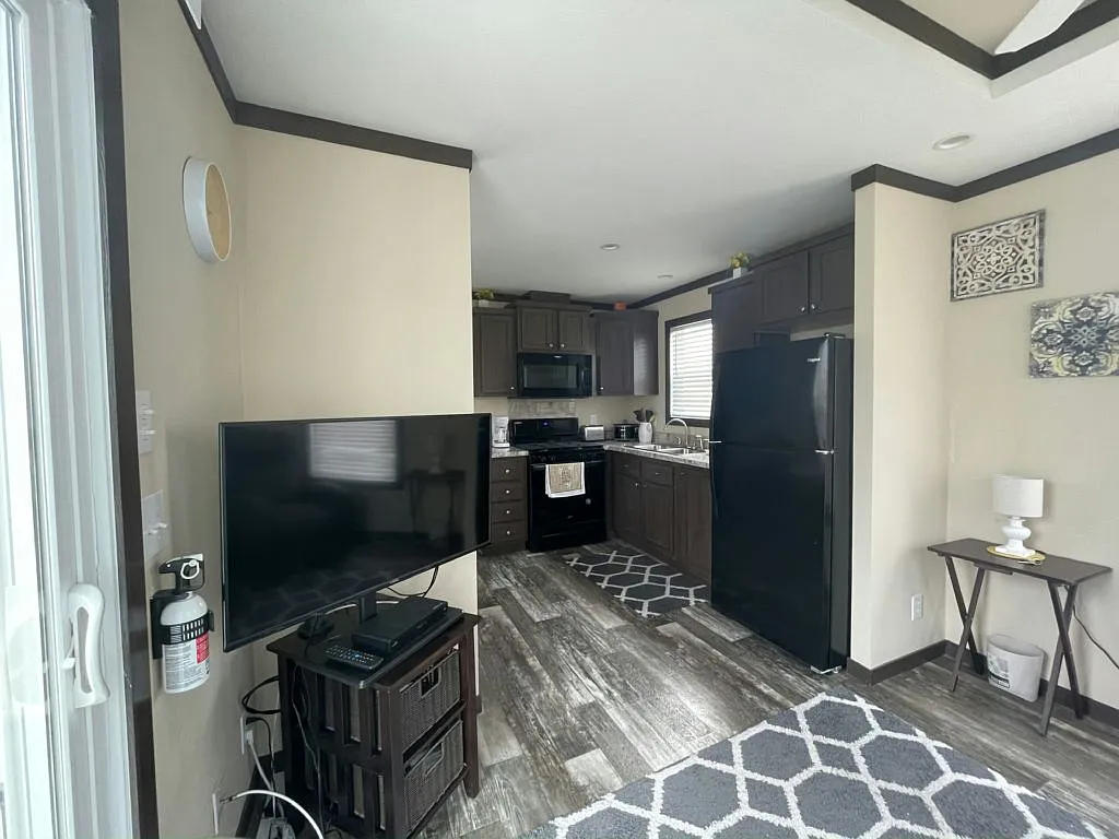 1 bed, 1.0 bath, 385 sqft, $1,200 — Photo 4