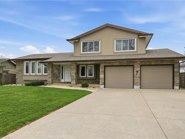 7 Kenmore Cres, Saint Catharines, ON L2N 4S4