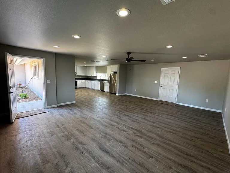 4832 N Fruit Ave — Photo 4