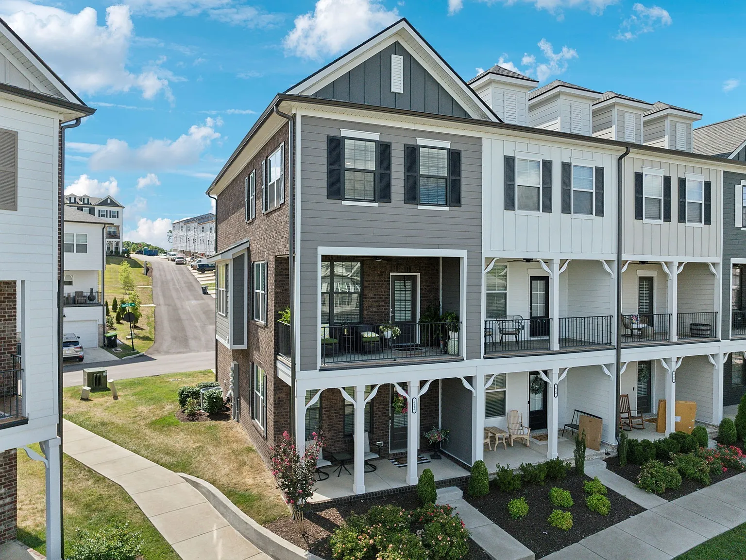 2 bed, 3.5 bath, 1823 sqft, $2,350 — Photo 2