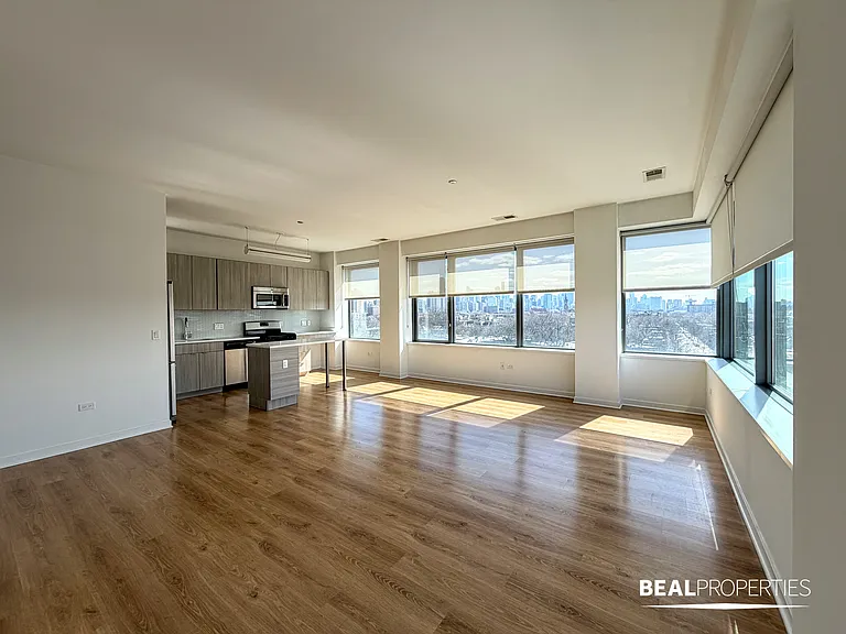 558 W Webster — Photo 26