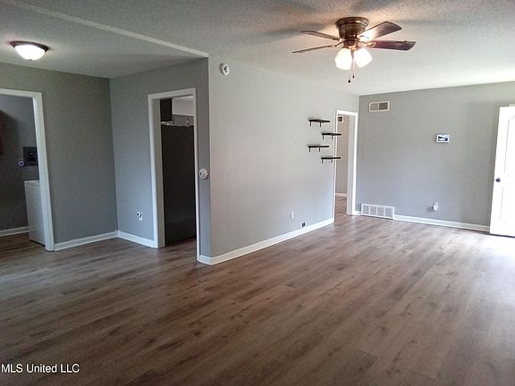 5th image of 2535 Hillcrest Cir