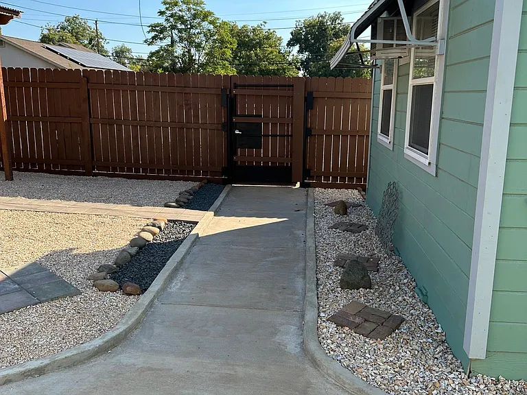 3025 Myers St — Photo 2