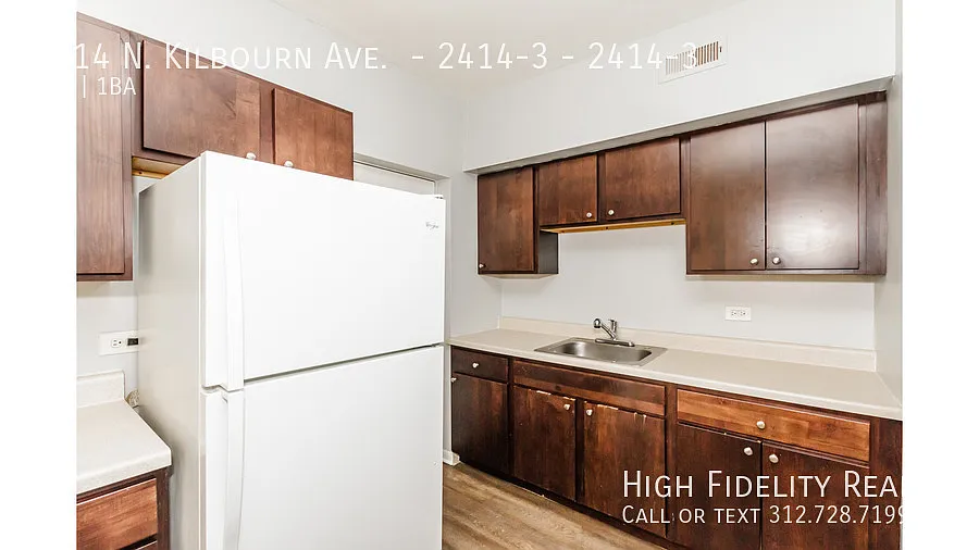 Building Photo - 2414 N Kilbourn Ave #3