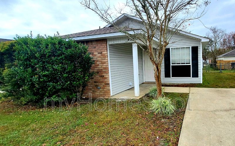 1st image of 425 Pine Crescent Way