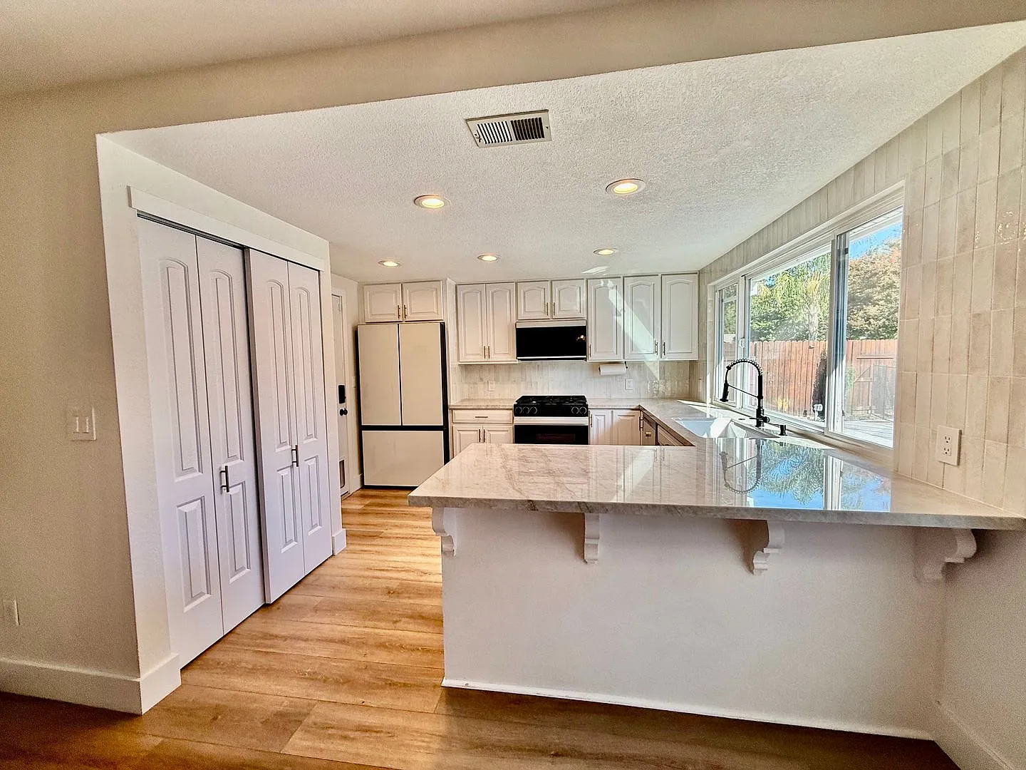 Home with a pool and RV access available NOW — Photo 3