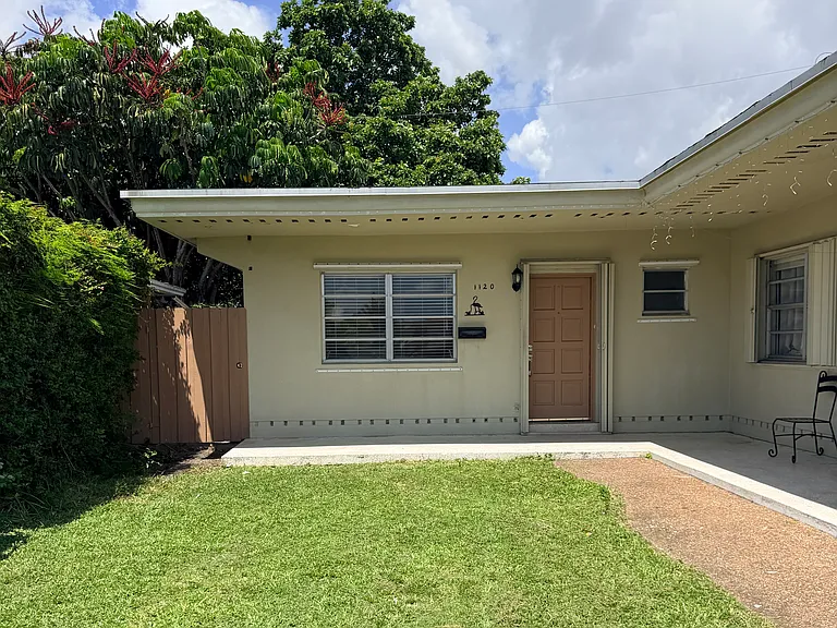 1120 NW 30th Pl — Photo 2