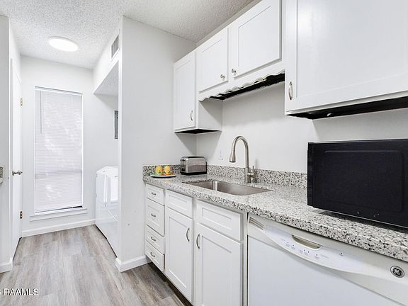 4th image of 14 Larkspur Ln