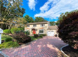 8 Long Acre Ln, Dix Hills, NY 11746