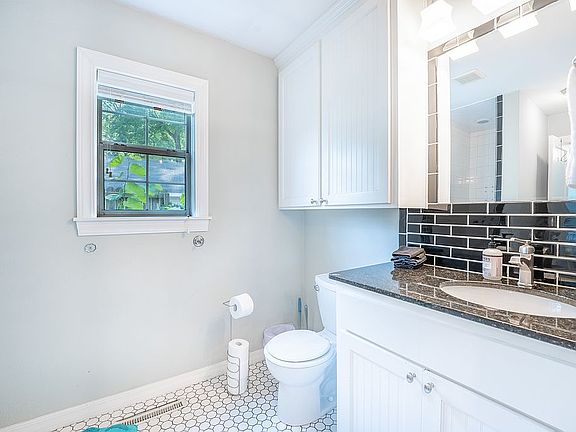 5th image of 209 NW D St
