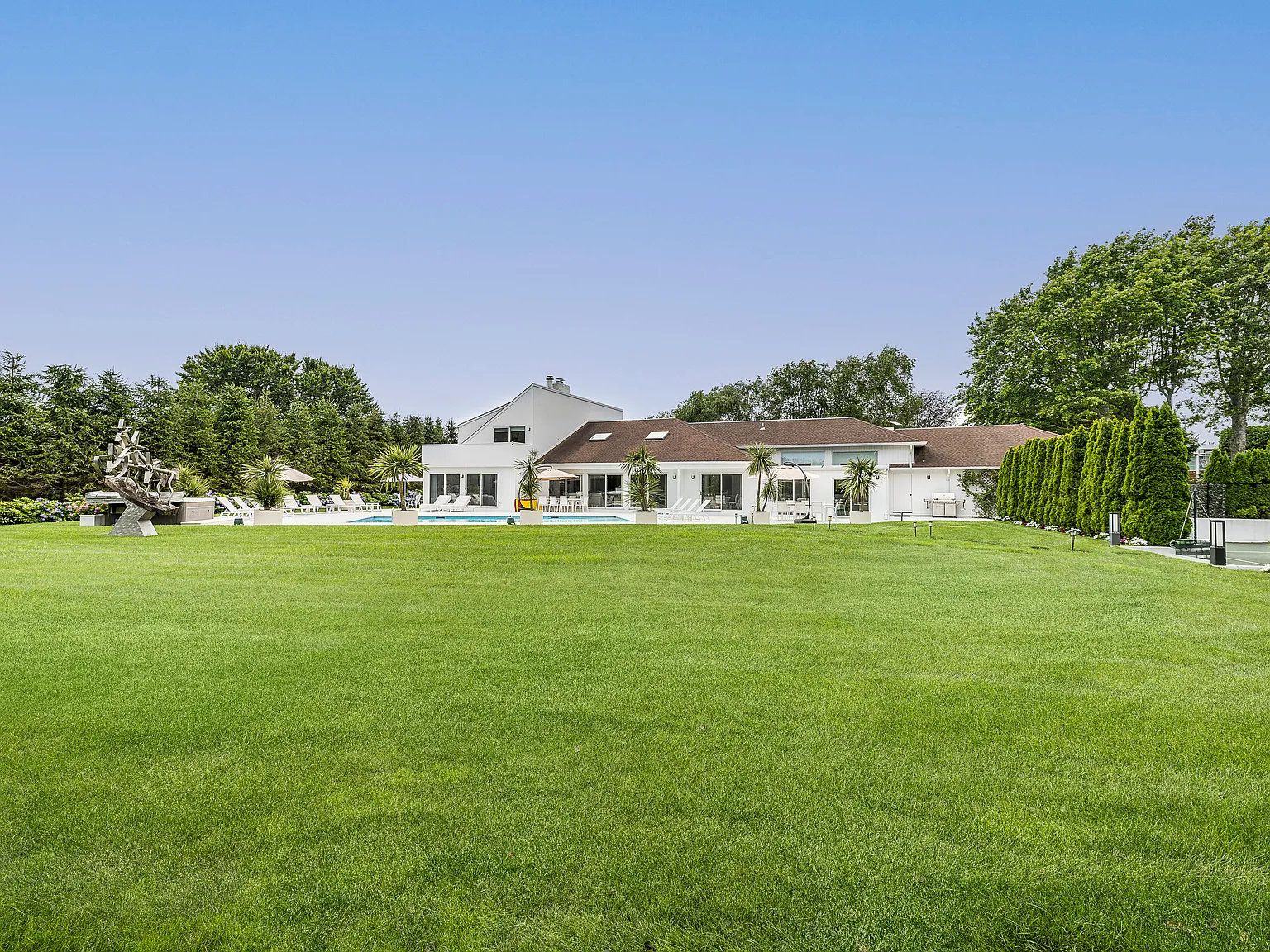 Private Gorgeous Water Mill Contemporary — Photo 3