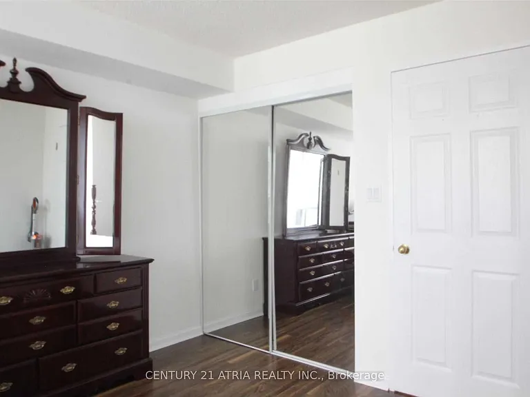 24 Wellesley St W #905 — Photo 9