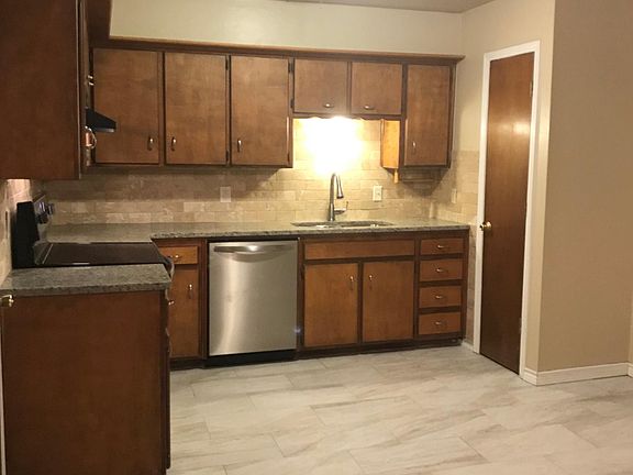 4th image of 1033 Holly Ln