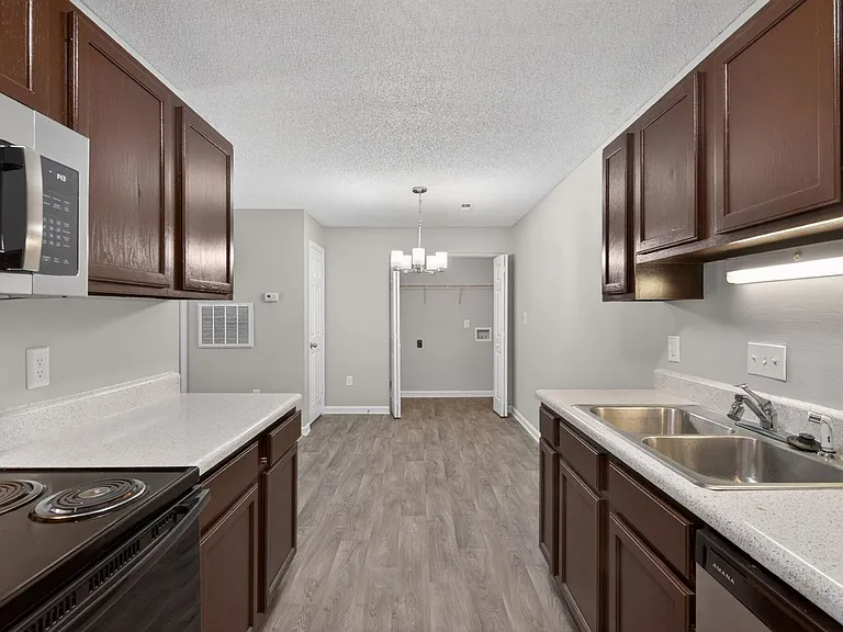 Sharon Oaks Apartments — Photo 28