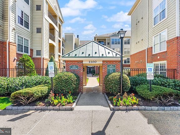 3rd image of 1100 Quaker Hill Dr APT 422