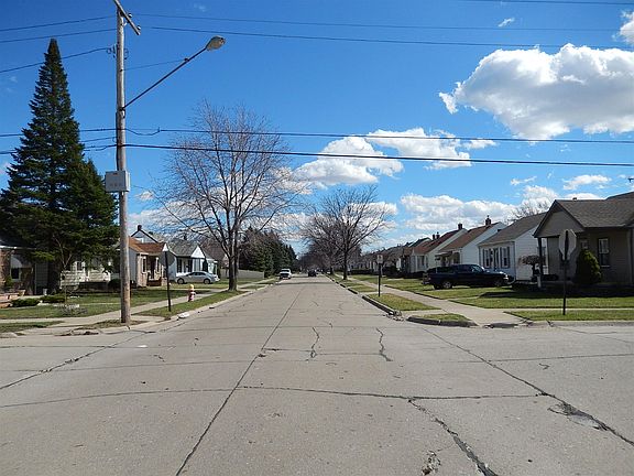 5th image of 15104 University St