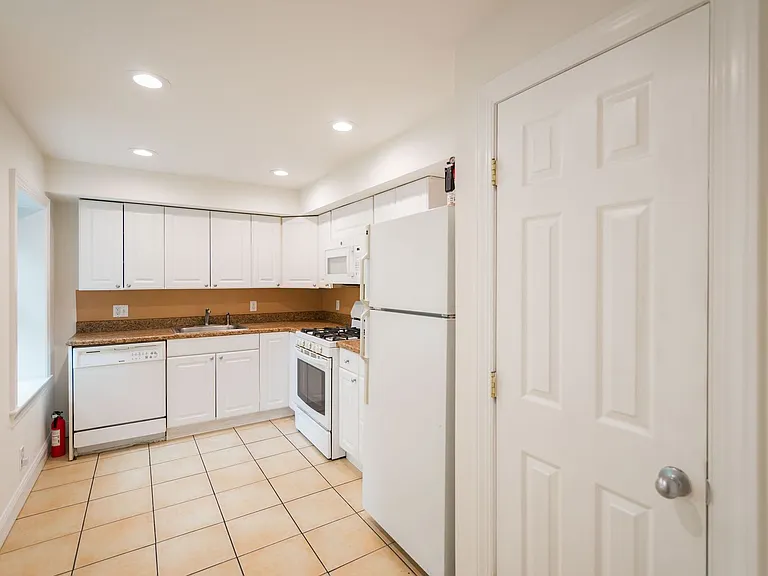 535 Spruce St — Photo 8