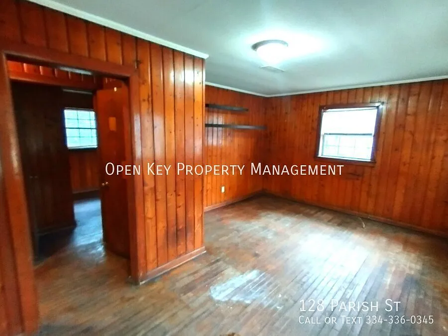 Charming 2-bed, 1-bath home in Dothan, Alabama. Features open living room and spacious yard. Sect... — Photo 3