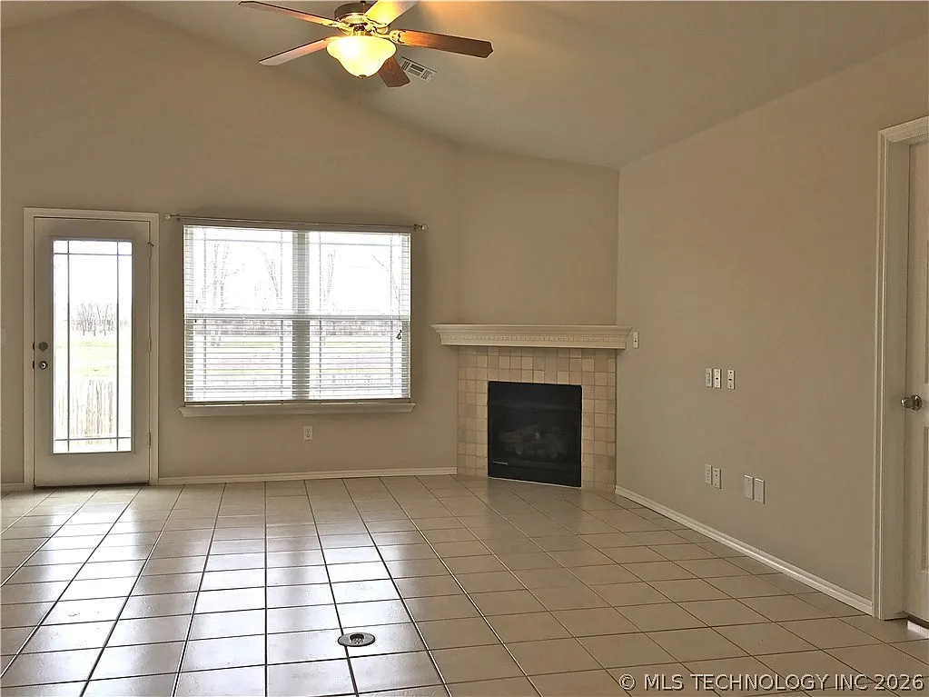 3 bed, 2.0 bath, 1378 sqft, $1,650 — Photo 4