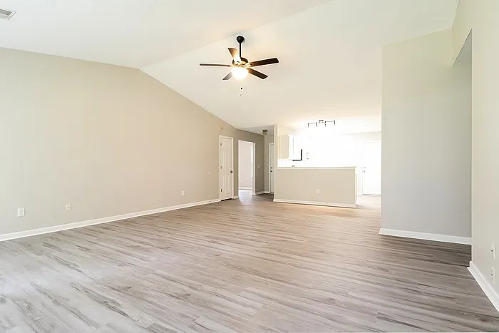 3 bed, 2.0 bath, 1645 sqft, $1,925 — Photo 3