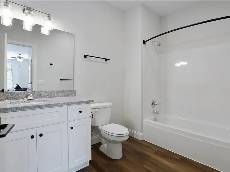 302 W Clark St — Photo 22