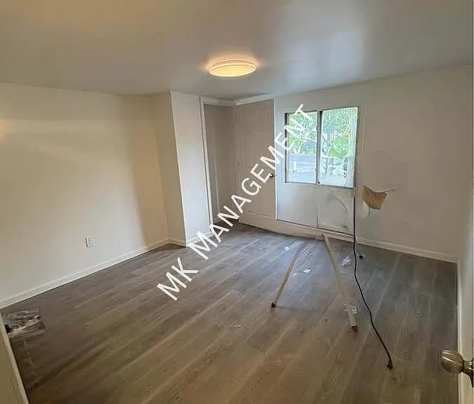 639 E Locust St #5 — Photo 8