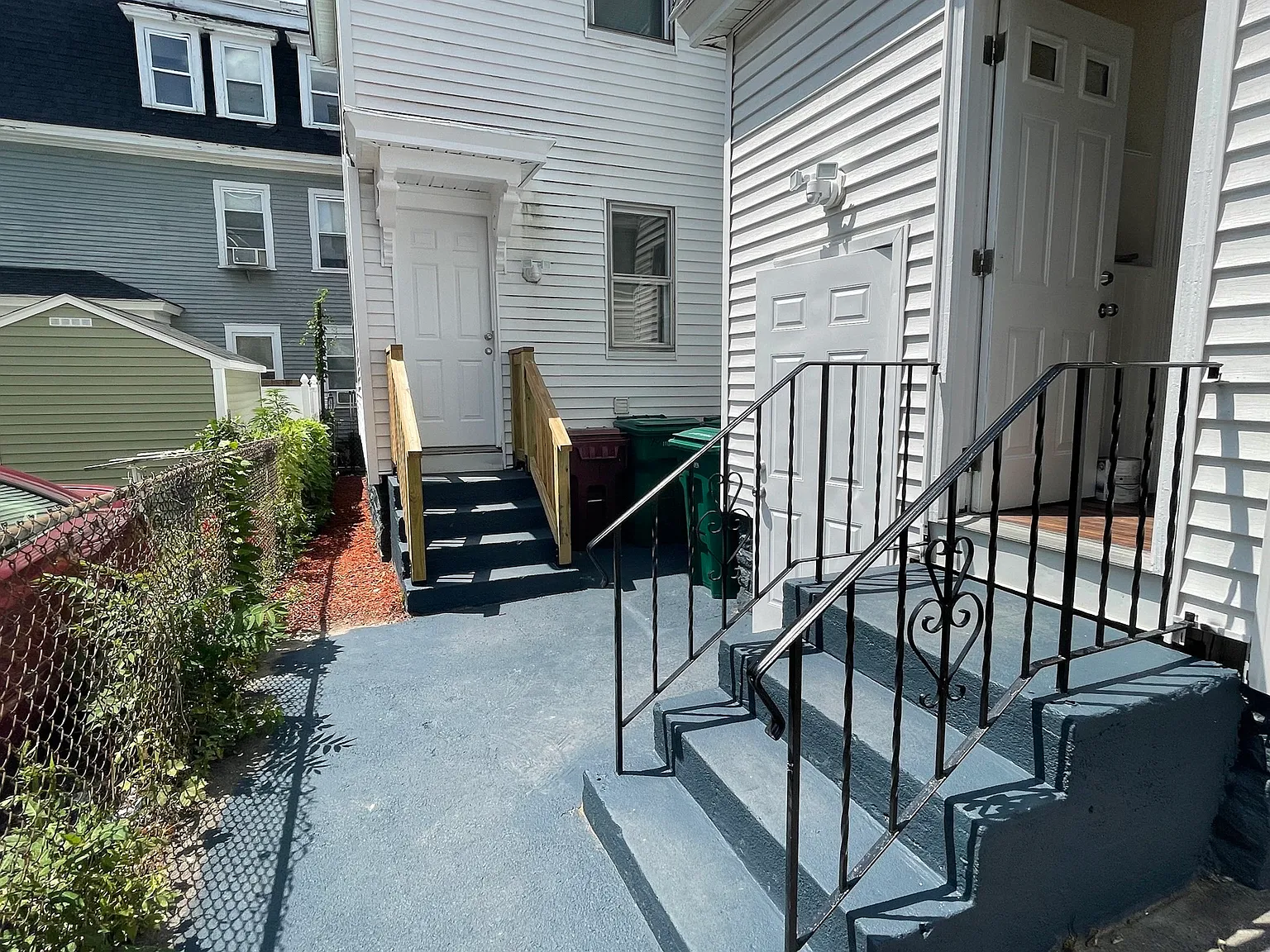 5 bed, 1.0 bath, 2000 sqft, $3,500 — Photo 2